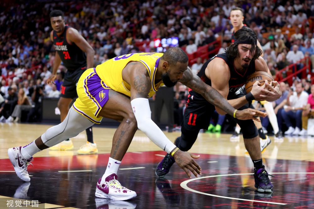 他让我们看 他让我们看